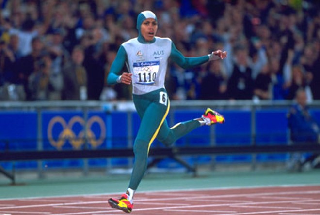 Após carregar a tocha olímpica, Cathy Freeman ganhou os 400 metros rasos para a Austrália |