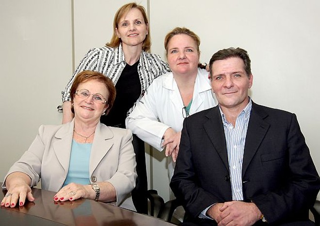 Dona Milva Milano (à esq.) e seus filhos Márcia, Carmen e João Luiz Milano foram os anfitriões do prestigiado almoço realizado ontem no Hospital Pilar. O evento comemorou os 44 anos do hospital, fundado por ela e pelo marido, o médico João Iltaumyr Milano, recentemente falecido. Entre os convidados, estava o prefeito Beto Richa | 