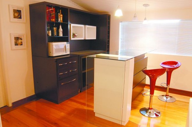 O ambiente do ático também tem barzinho para receber os amigos |