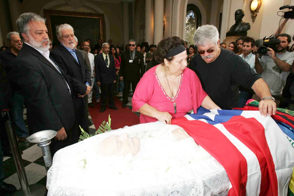 Os filhos Nana e Dori Caymmi velam o corpo do pai, ao lado do governador da Bahia, Jaques Wagner | Paulo Araújo/Agência O Dia