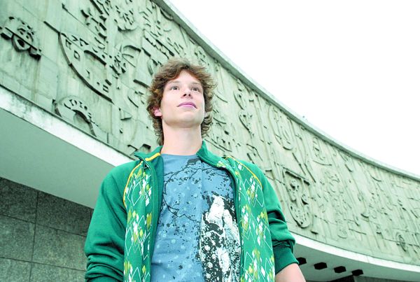 Nossa estrela no Ballet Béjart- O bailarino curitibano Arthur Louarti, o único brasileiro integrante do Ballet Maurice Béjart, com sede em Lausanne, posa diante do painel de Poty, no Teatro Guaíra, em férias, antes de voltar para a Suíça. Formado na escola do Balé Guaíra, a estrela de Arthur brilhou ao vencer o Youth American Dance Gran Prix -2005, em Nova Iorque | 