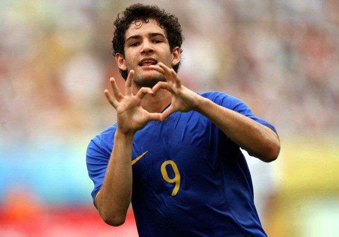 Alexandre Pato fez o segundo pouco depois e comemorou do jeito que mais gosta |