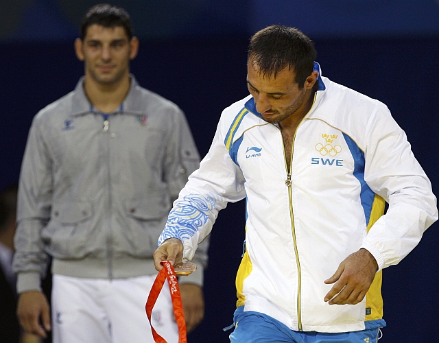 Ara Abrahamavian abandonou medalha de bronze em protesto contra decisão da arbitragem da semifinal | OLEG POPOV/REUTERS