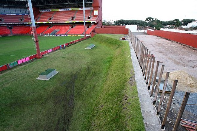 Local onde estão sendo realizadas obras de ampliação e instalação de novas cadeiras no estádio atleticano |