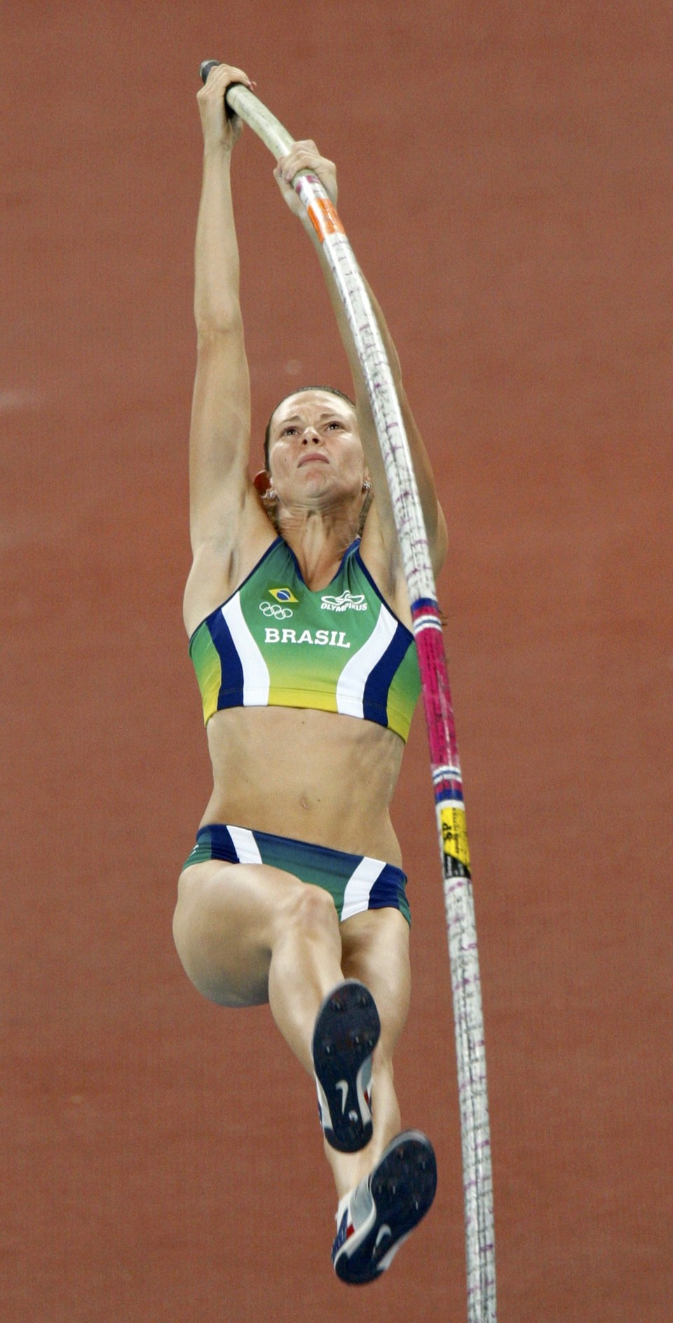 Brasileira tenta competir com vara emprestada, mas não consegue saltar o suficiente | Reuters
