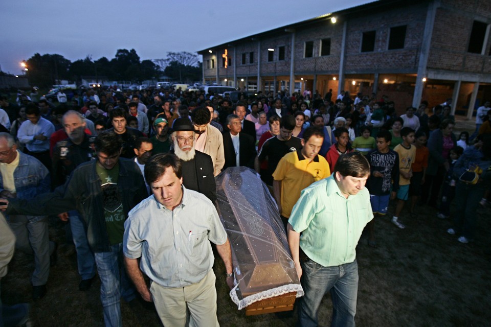 Cerca de 300 pessoas acompanharam a missa de corpo presente em Paranaguá | MARCELO ELIAS / GAZETA DO POVO