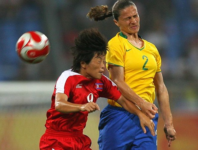 Simone Jatobá e Ri Un Suk disputam o lance por cima |