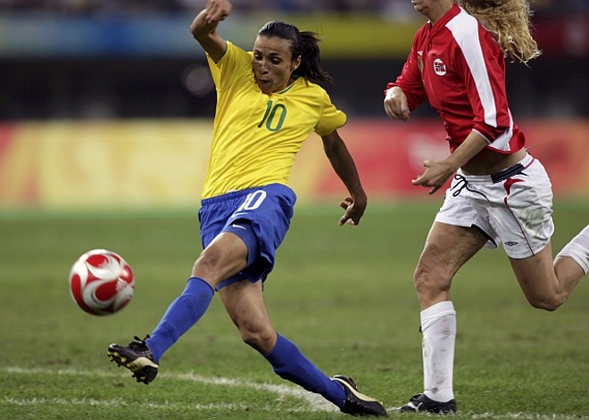Marta rouba a bola de Christensen e usa a perna esquerda para fazer o segundo gol brasileiro | 