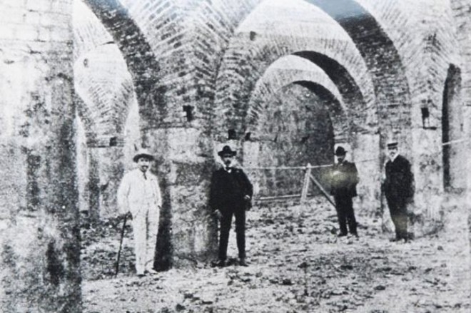 Sem água durante a inauguração, a população pôde conhecer os arcos internos |