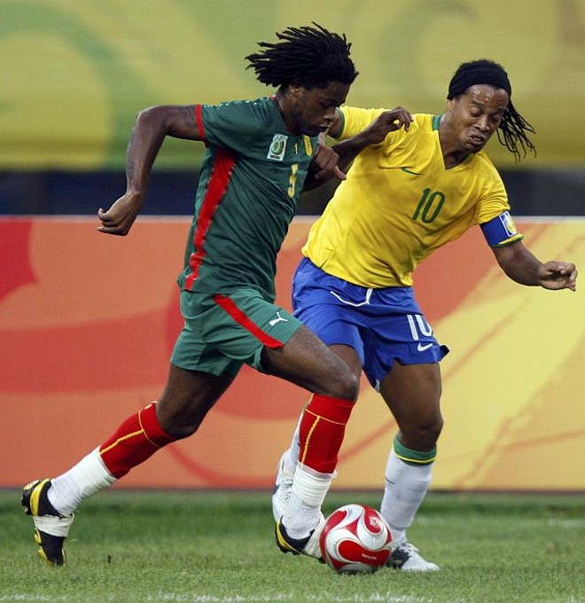 Ronaldinho e Song disputam lance pelo flanco do campo |