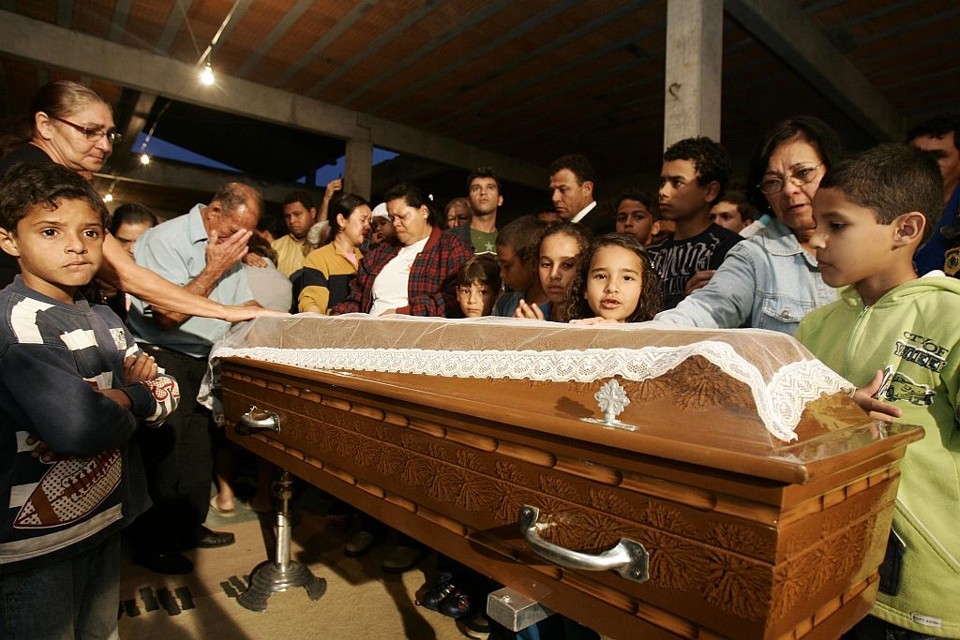 Fiéis, parentes e amigos velam o corpo do padre Adelir de Carli, na Paróquia São Cristóvão, em Paranaguá | Marcelo Elias/Gazeta do Povo