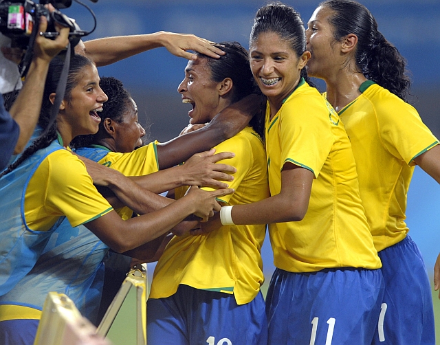 Marta e Cristiane comemoram um dos gols brasileiros no baile contra a Alemanha | LIU JIN/AFP