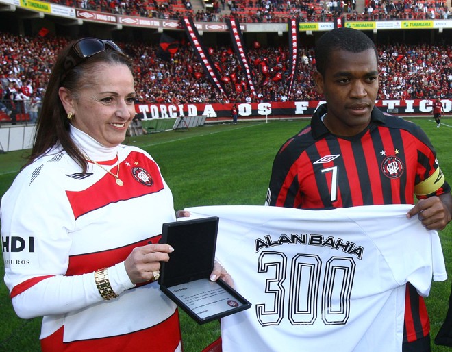 Alan Bahia recebe camisa commorativa aos 300 jogos no Atlético | 