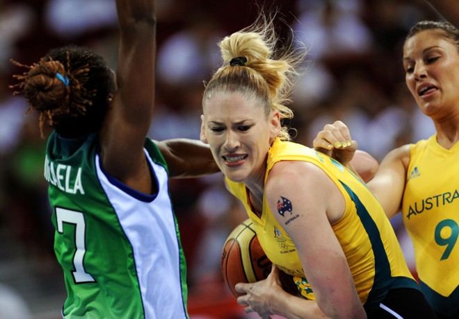 A brasileira Micaela não consegue sergurar a australiana Lauren Jackson. O Brasil amarga a segunda derrota em Pequim | 