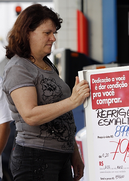 A aposentada Noeli, que está à procura de uma geladeira nova, quer evitar compra parcelada. | Daniel Derevecki/Gaztea do Povo