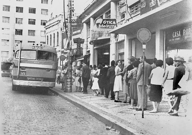 Fila para os ônibus com destino ao bairro Água Verde, em 1959 | 