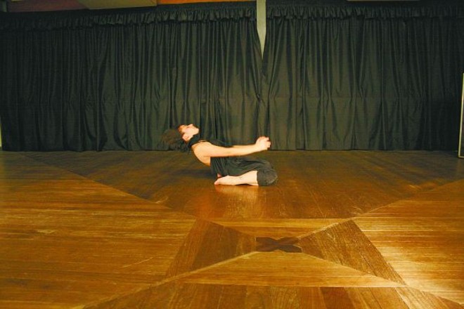 Renata Roel parte de conceitos das artes visuais para criar a coreografia de Entre os Dois Lados |