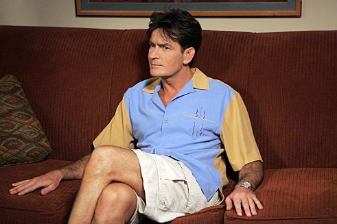 Charlie Sheen como Charlie, no seriado "Two and a Half Men" | Reprodução/imdb.com