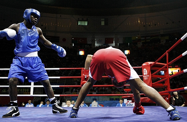 Na luta contra Bastie Samir, Washington quase caiu... | Fotos: Lee Jae Won/ Reuters