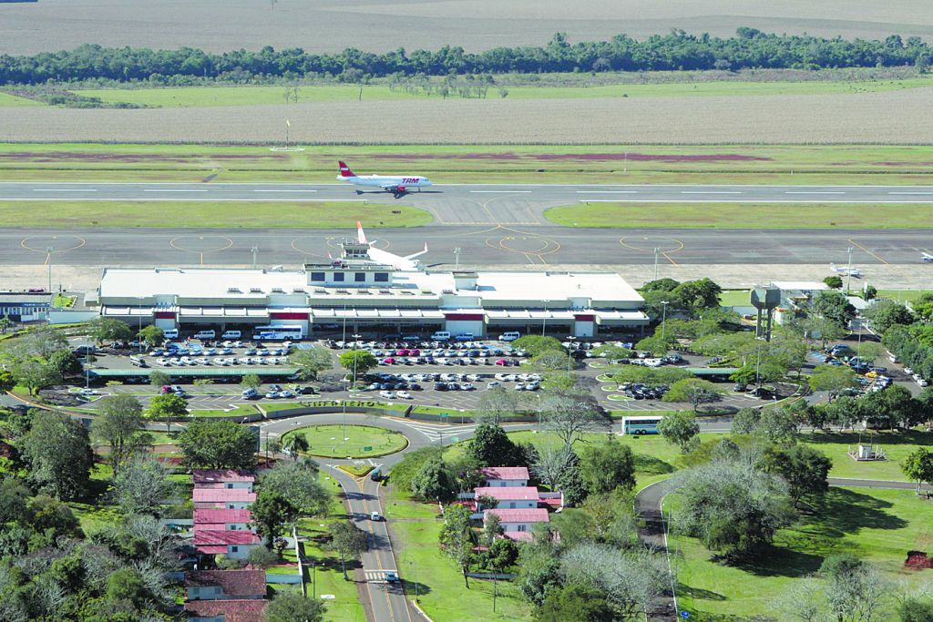 Tráfego aéreo é afetado por transmissões de rádios não autorizadas | Christian Rizzi/Gazeta do Povo