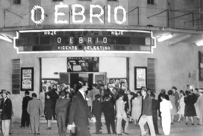 Movimento na porta do Cine Luz, no início da década de 1950 | 