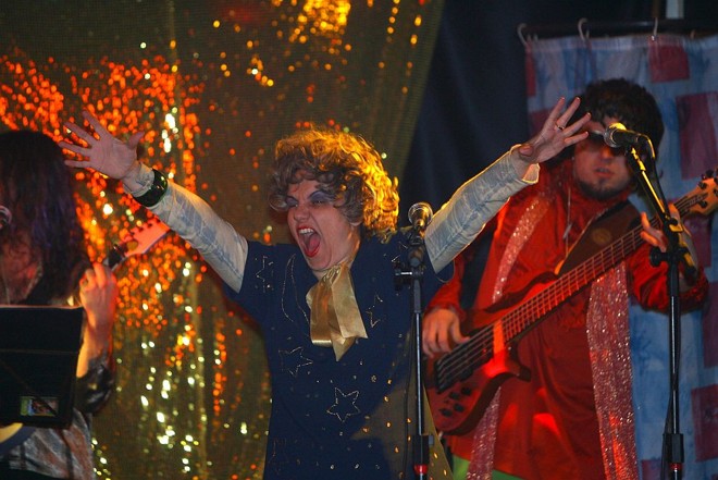 Priscila, uma das vocalistas da banda Micophone |