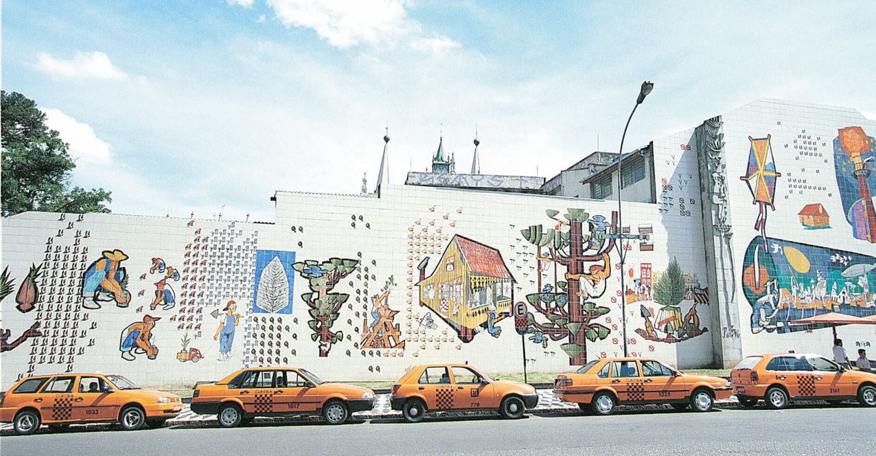 Curitiba e sua gente: painel Cerâmico de Poty Lazzaarotto, situado na Rua Augusto Stelfeld, com 500 m·, foi inaugurado em maio de 1996 | Daniel Castellano/Gazeta do Povo