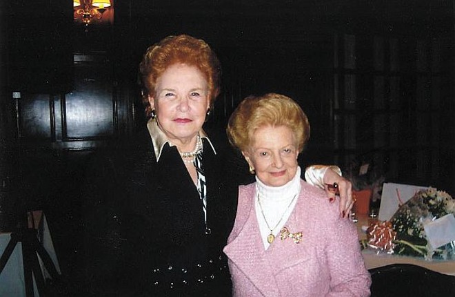 Festa surpresa - Em razão da passagem do seu aniversário, a vereadora Nely Almeida recebeu carinhosa homenagem das voluntárias e membros da diretoria da Associação Eunice Weaver do Paraná, que organizaram lanche beneficente no Graciosa Country Club, embelezado pela música de Orly Bach. A entidade agradece o apoio da diretoria do Country e o atendimento da equipe do Buffet Elegance, de Edson Vianna | 