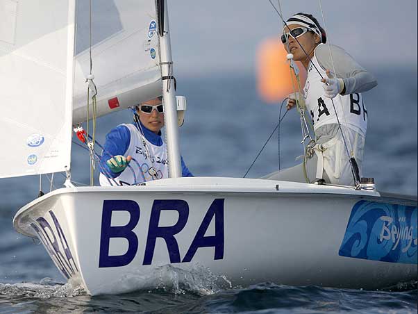 Fernanda Olivira(esq) e Isabel Swan conquistam inédita medalha feminina na Vela | Reuters