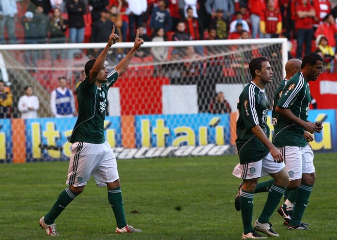 Diego Souza comemora um dos gols da vitória do Palmeiras diante do Atlético | 