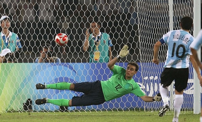 Riquelme cobra o pênalti no meio do gol de Renan e faz o terceiro gol argentina |