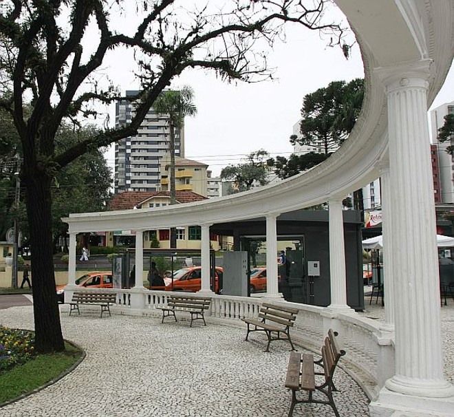 Pracinha do Batel: arquitetura típica do tempo dos simbolistas |