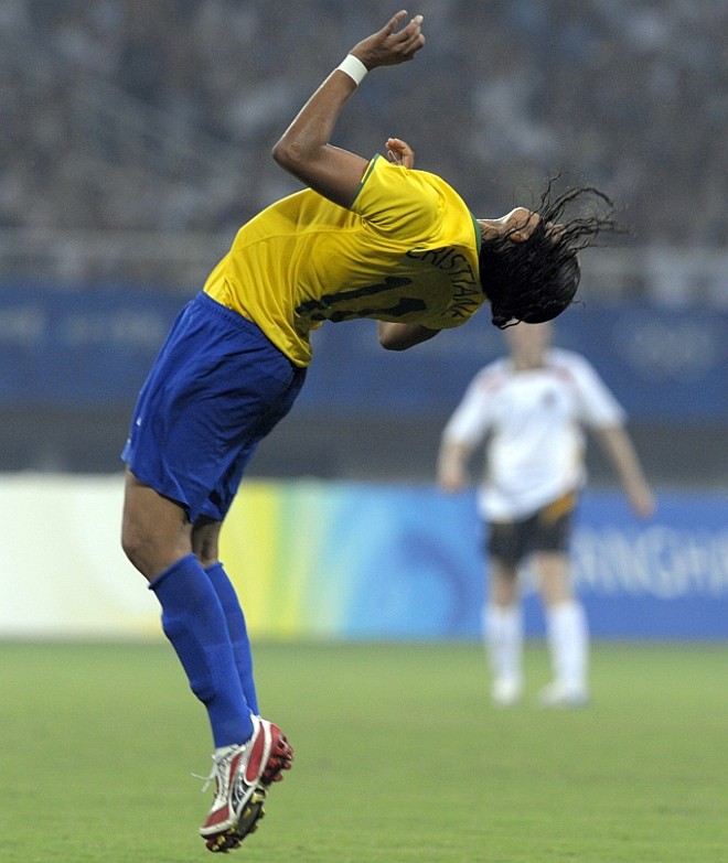 Cristiane dá um salto mortal para comemorar um de seus dois gols na vitória do Brasil |