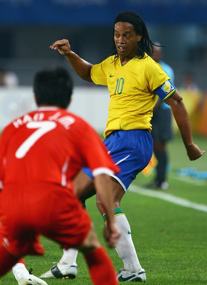 Hao Junmin tenta combater Ronaldinho Gaúcho, autor do passe para o gol de Diego | 