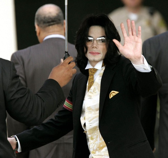 O pop star durante o julgamento em relação às acusações de abuso infantil em 2005 | 