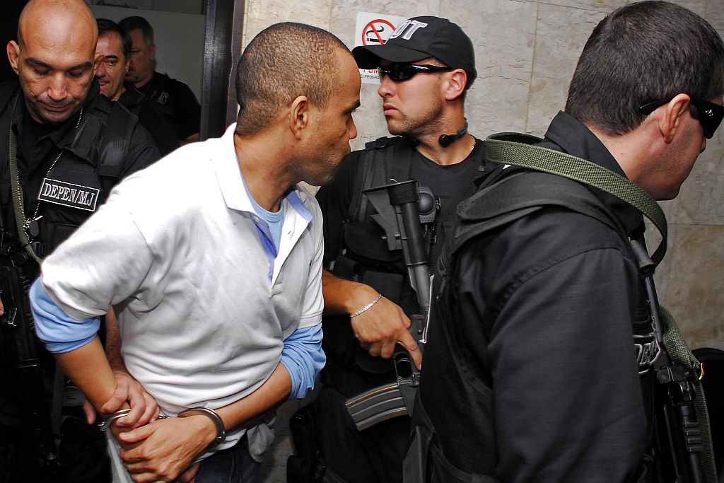 Beira-Mar chegou com algemas, advogado reclamou e juíza mandou tirá-las | AGIF/Folha Imagem