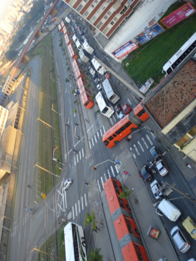 O trânsito ficou bloqueado por duas horas no local | 