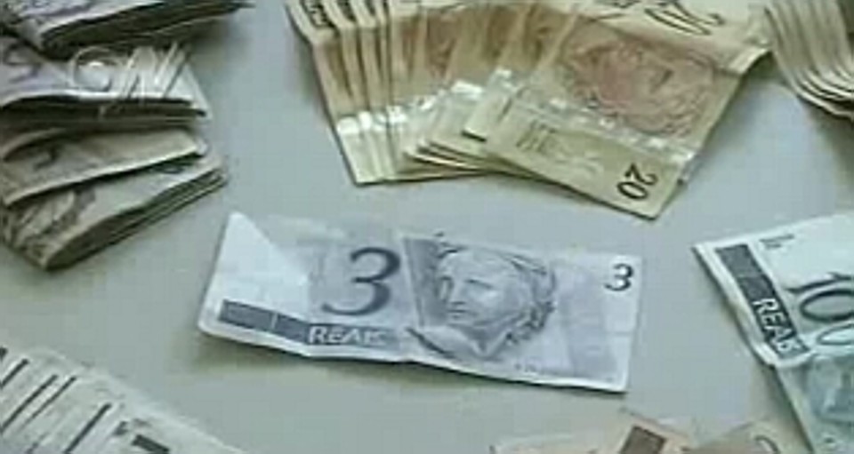 Além do dinheiro, a polícia apreendeu 360 pedras de crack, aparelhos eletrônicos e um rádio comunicador que estava na freqüência da polícia | Reprodução/Globo News