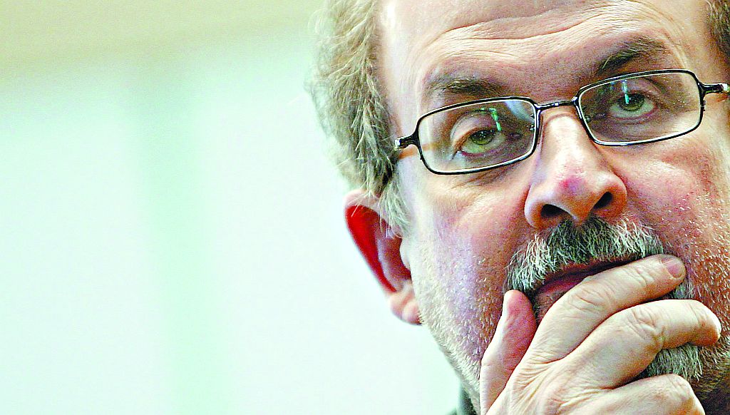 Eu não quero ficar zombando do aiatolá Khomeini, mas devo lembrar a todos que só um de nós está vivo. Devemos todos lembrar que a caneta pode ser mais poderosa que a espada. Não mexa com romancistas. Salman Rushdie, escritor |