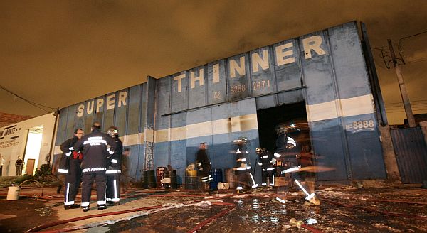Incêndio na Cidade Industrial: bombeiros mobilizam 10 veículos e levam 45 minutos para controlar as chamas. | Daniel Castellano/Gazeta do Povo