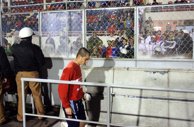Jogadores saíram de campo com proteção policial e protestos da torcida | 