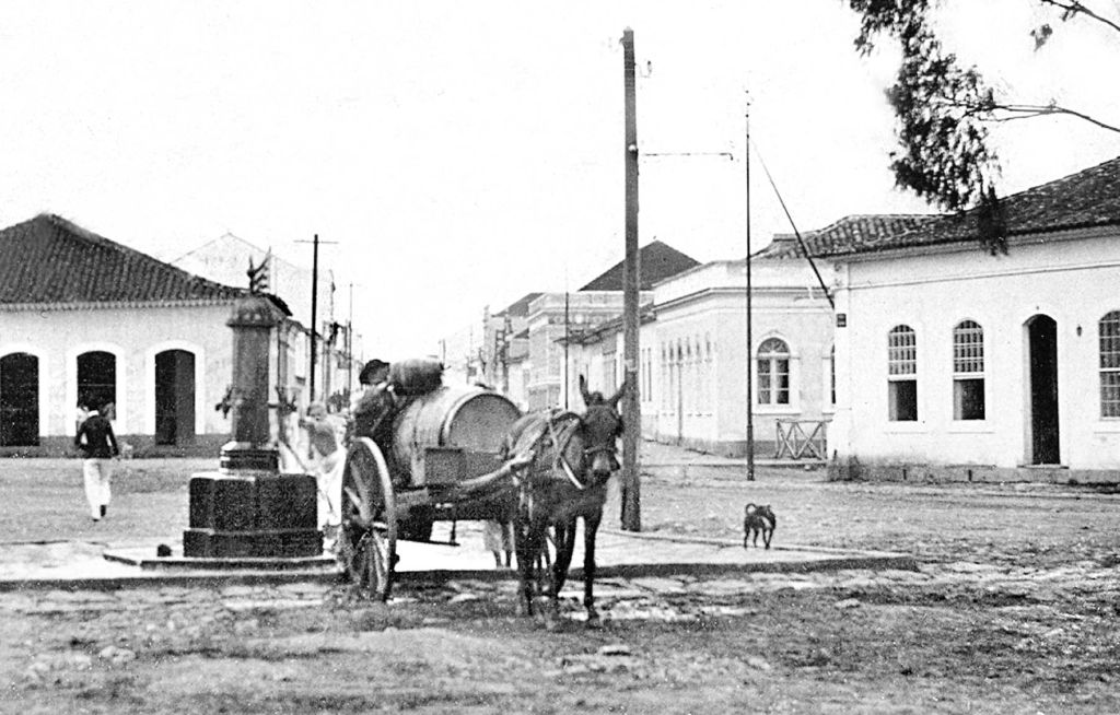 Aguadeiro apanhando o líquido no chafariz em 1905 | 