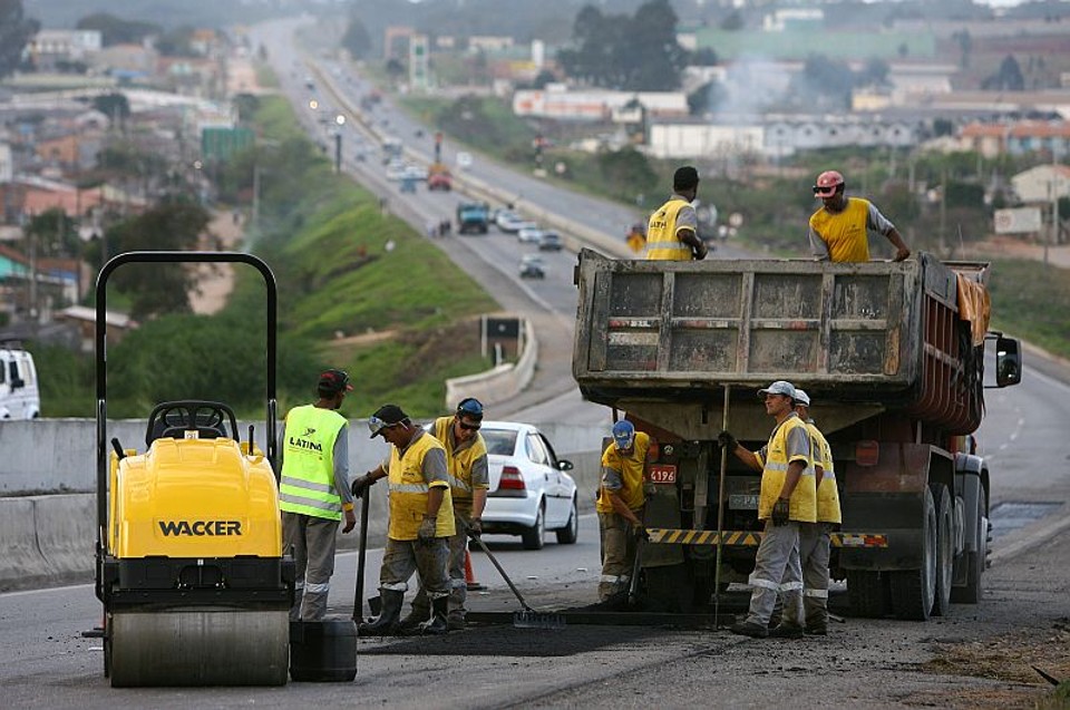 Funcionários trabalham para concluir obras na BR-116, onde a concessionária Autopista Régis Bittencourt colocará seis praças de pedágio | Rodolfo Bührer/Gazeta do Povo
