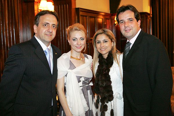 O Sindiclubes-PR promoveu movimentado jantar nesta quarta-feira, no Graciosa Country Club, para comemorar os 10 anos de sua fundação. O presidente da entidade, Paulo Colnaghi, e sua mulher, Karoline (ambos à esq.), receberam centenas de convidados, entre os quais o casal Larissa e Tobias de Macedo (ele, presidente do clube anfitrião) | Naideron Jr.