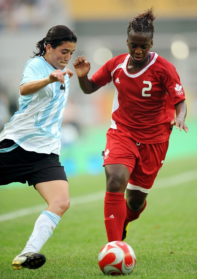 Jodi-Ann Robinson toma a frente da argentina Florencia Mandrile na vitória canadense por 2 a 1 |