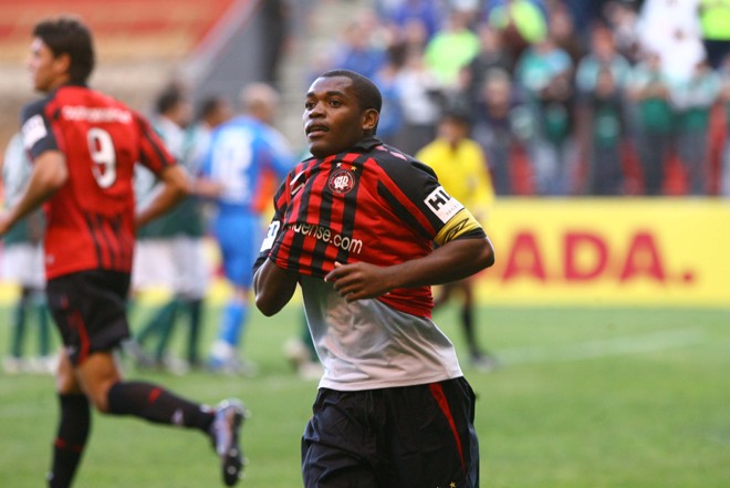 Alan Bahia comemora mais um gol de pênalti convertido no Brasileiro-08 | 