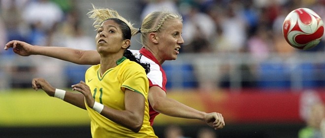Cristiane e Folstad disputam um lance em que a norueguesa se sai melhor, afastando a bola | 