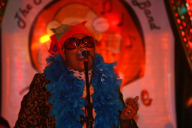 Banda resgata show de calouros em show que conta com participação do público |