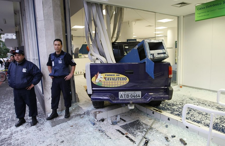 A picape S-10 dirigida por Cleverson invadiu a agência do Unibanco | Antonio Costa/Gazeta do Povo