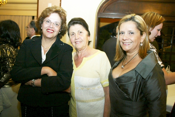 A todo-poderosa Dilma Rousseff (à esq.) foi a verdadeira estrela do jantar pró-Gleisi Hoffmann, realizado sexta-feira no Restaurante Madalosso. Dona Flora Madalosso (ao centro) fez questão de cumprimentar a ministra, que tinha como cicerone Maria Olívia Samek | Mauro Campos
